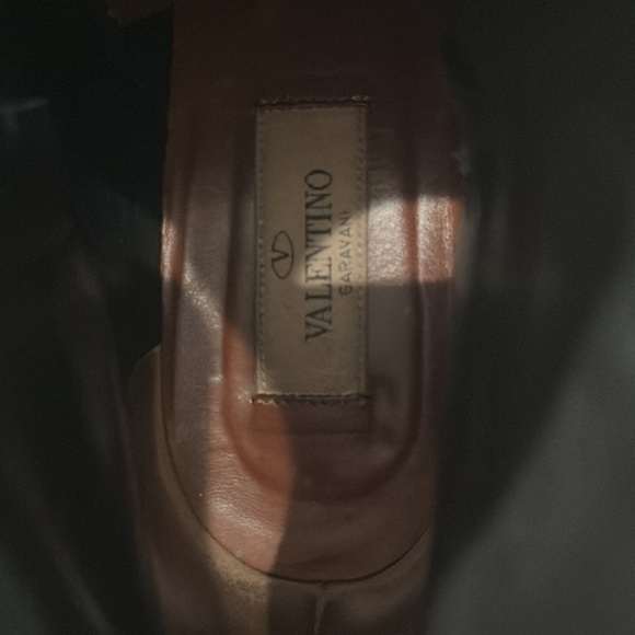 Authentic VALENTINO GARAVANI
Rockstud Leather Ankle Boots - Picture 12 of 15